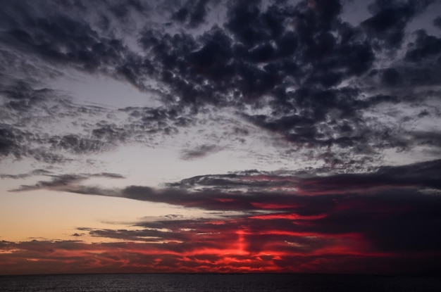 Nuages colorés au coucher du soleil