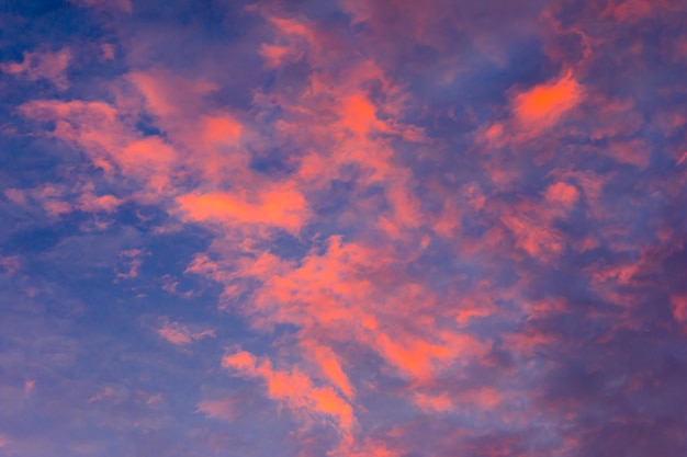 Nuages colorés sur le ciel dramatique du coucher du soleilBeau paysage de ciel au coucher du soleil