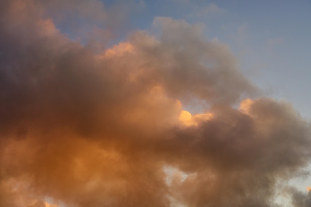 Nuages colorés dans le ciel en arrière-plan