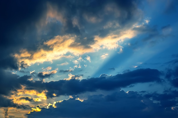 Nuages colorés dans le ciel au coucher du soleil