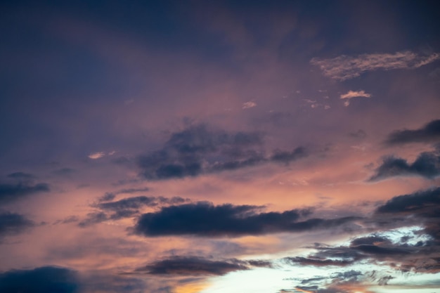 Nuages colorés dans un ciel dramatique le soir