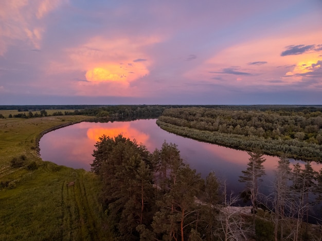 Nuages Colorés Lumineux Au-dessus De La Rivière Après Le Coucher Du Soleil