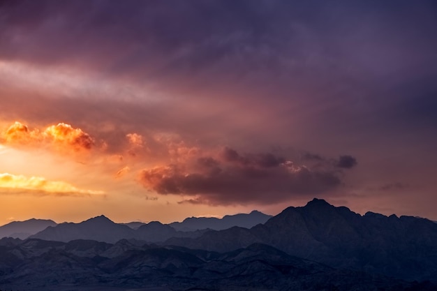 Nuages colorés spectaculaires sur les montagnes au coucher du soleil Dahab Egypte