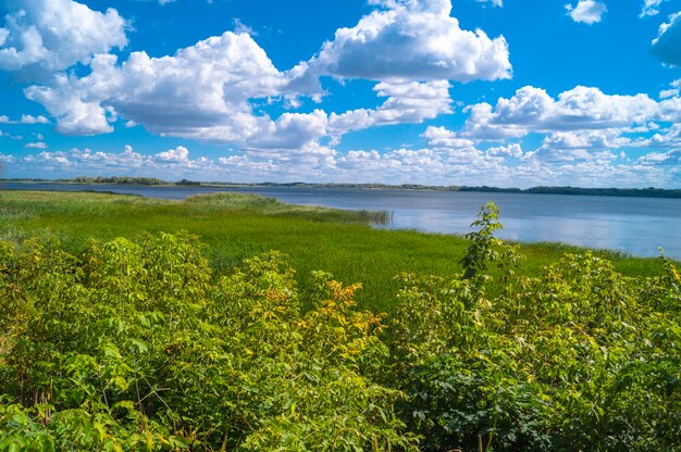 Nuages sur la côte de la rivière sous un ciel nuageux