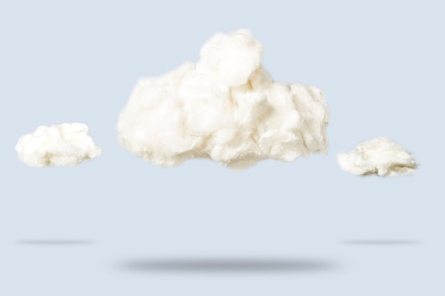 Nuages de coton sur un bleu. Concept météo.