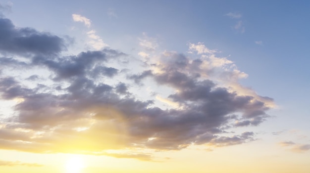 Nuages ​​de coucher de soleil avec le coucher du soleil