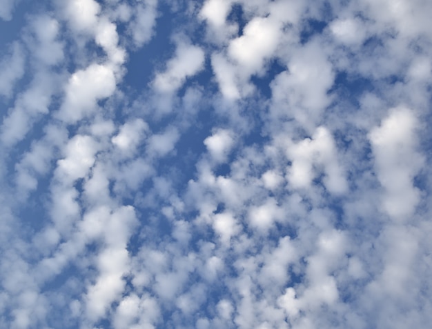 Nuages en couches purs blancs sur un ciel bleu Image d'arrière-plan du paysage du ciel