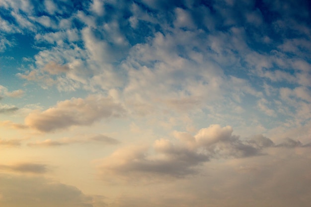 Les nuages de couleur grise couvrent en partie le ciel