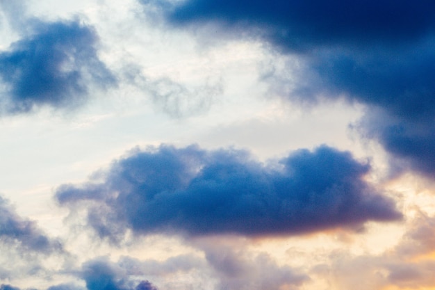 Les nuages de couleur grise couvrent en partie le ciel