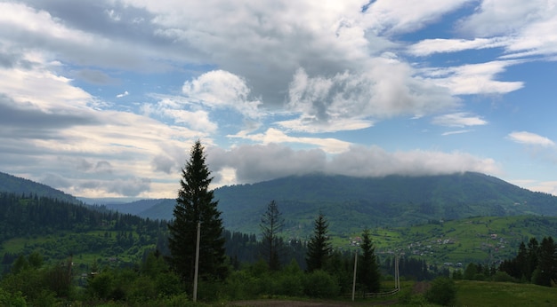 Nuages couvrant le sommet de la montagne Trostian dans la ville de Slavsko sur les montagnes des Carpates ukrainiennes