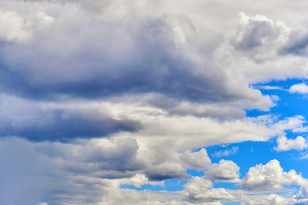 Les nuages couvrent le ciel bleu.