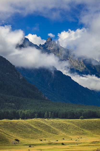 Nuages sur la crête rocheuse de la région montagneuse du Caucase du Nord en Russie