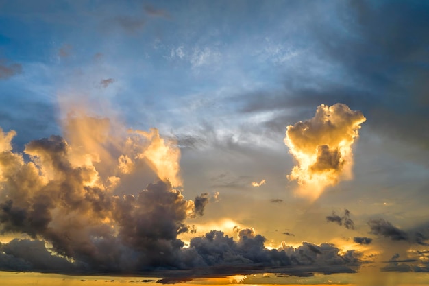 Des nuages cumulonimbus blancs et moelleux se forment avant l'orage dans le ciel du soir.