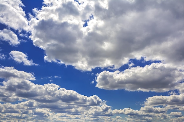 Des nuages de cumulus bizarres par une journée ensoleillée.