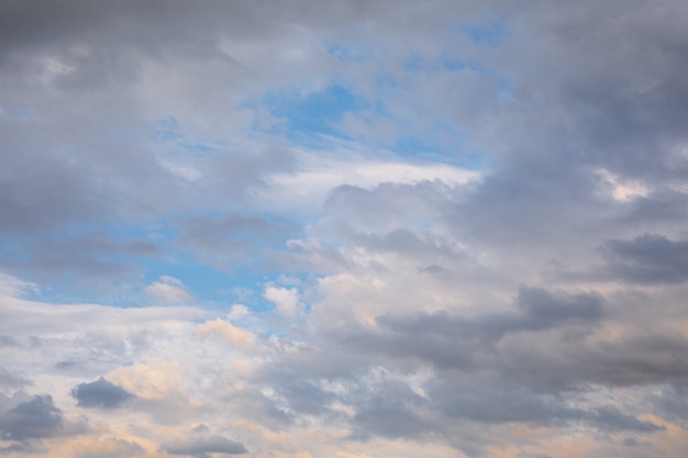 Nuages cumulus blancs sur un ciel bleu un soir d'été.