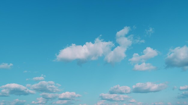 Des nuages cumulus blancs doux se déplacent dans le ciel bleu belle nature arrière-plan naturel