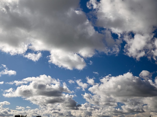 Des nuages cumulus dans le ciel Des formes de nuages moelleux