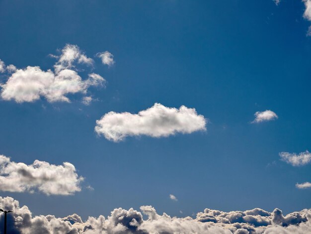 Des nuages cumulus dans le ciel Des formes de nuages moelleux