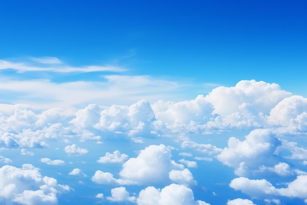 Des nuages cumulus moelleux flottant paisiblement dans une vaste étendue de bleu foncé