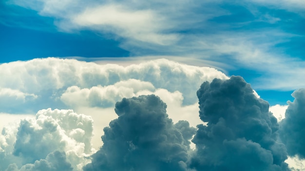 Nuages ​​de cumulus verticaux