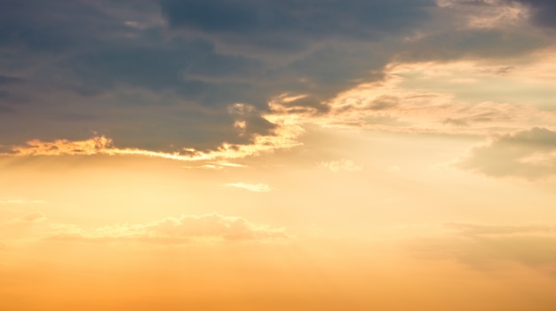 Nuages dans le ciel au coucher du soleil