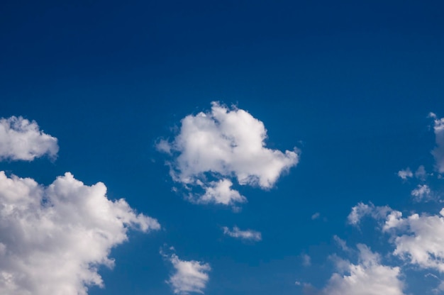 Des nuages dans le ciel bleu Des nuages flottent dans le ciel