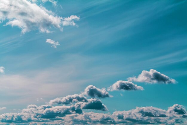 Photo nuages dans le ciel bleu par une belle journée nuageuse