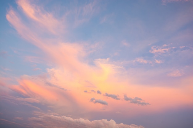 Nuages dans le ciel bleu par temps clair