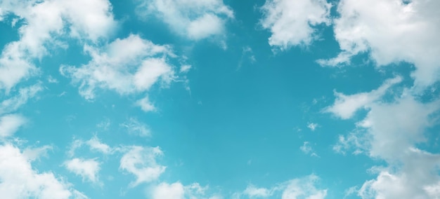 Nuages dans le ciel bleu sur un paysage de nature ensoleillé avec un beau temps à la recherche d'un écran long et large