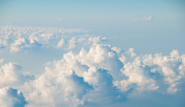 Nuages dans le ciel bleu, vue de dessus