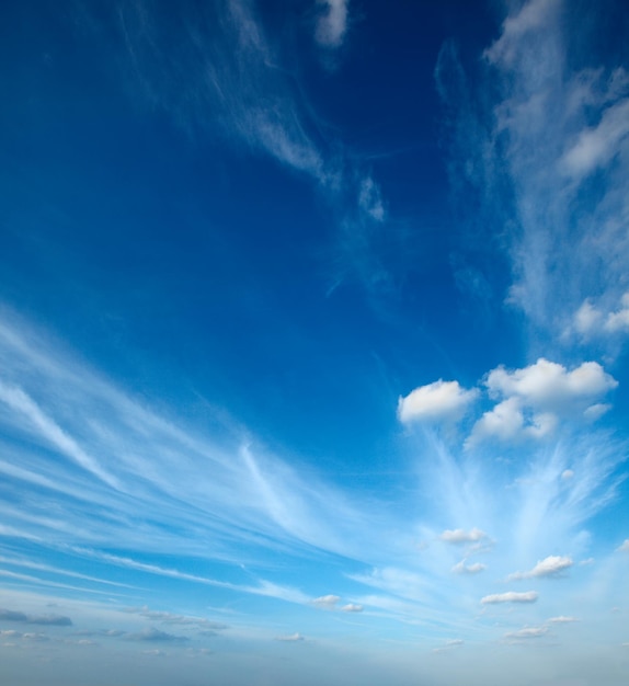 Nuages dans le ciel bleu