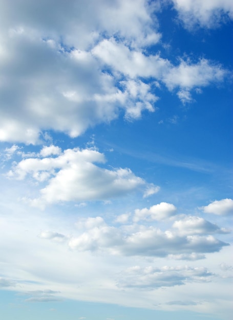 Nuages dans le ciel bleu