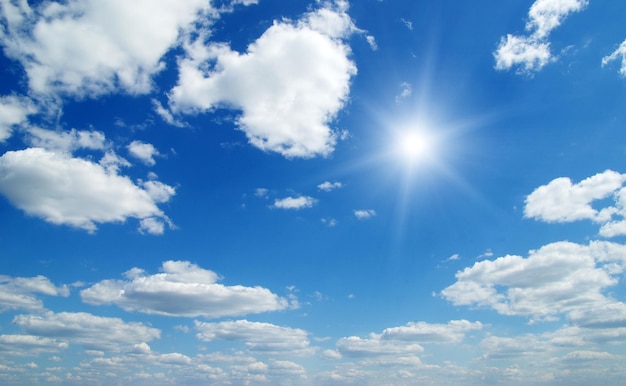 Nuages dans le ciel bleu