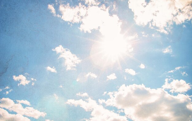 Nuages dans le ciel bleu