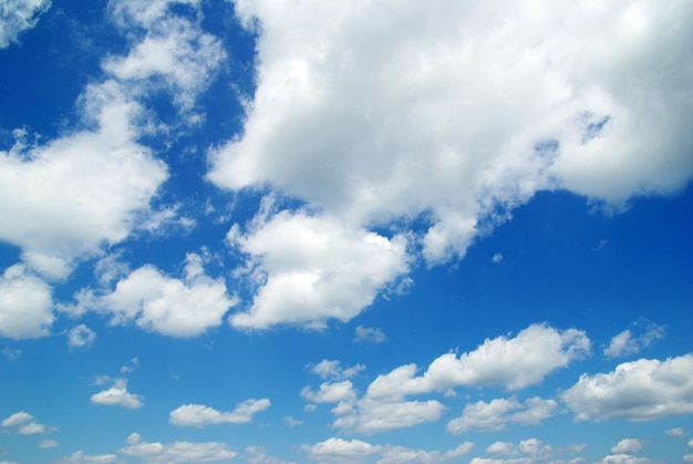 Nuages ​​dans le ciel bleu