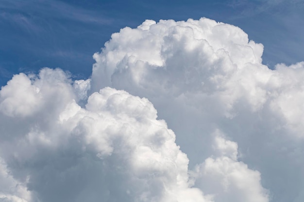 Nuages dans le ciel bleu