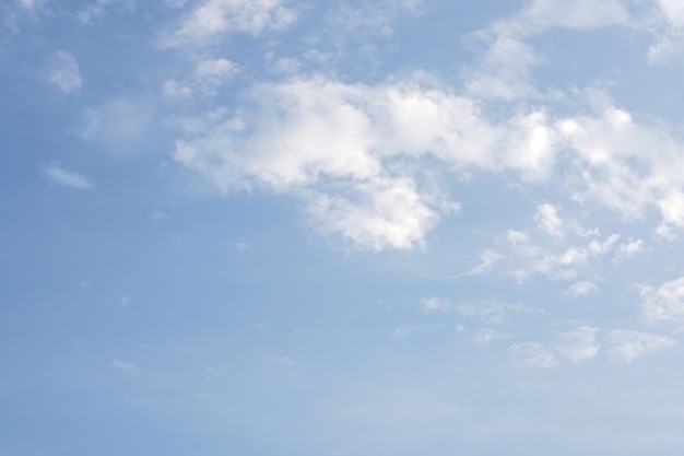 Nuages ​​dans le ciel bleu