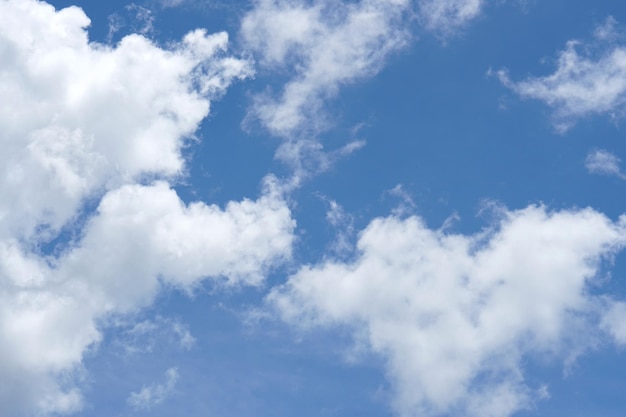 Nuages ​​dans le ciel bleu