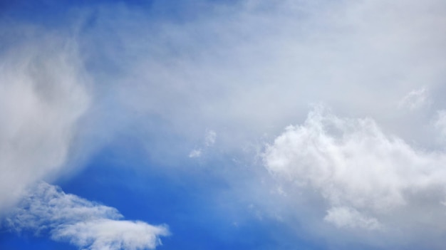 Nuages dans le ciel bleu