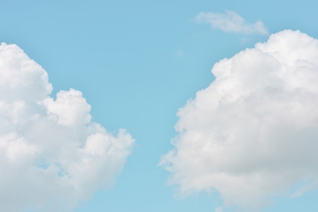 Nuages dans le ciel bleu