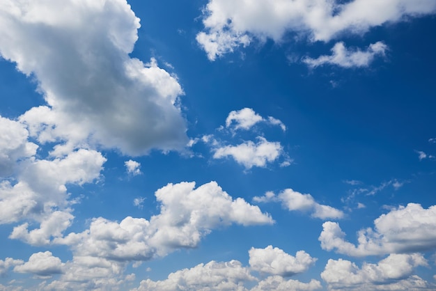 Nuages dans le ciel bleu