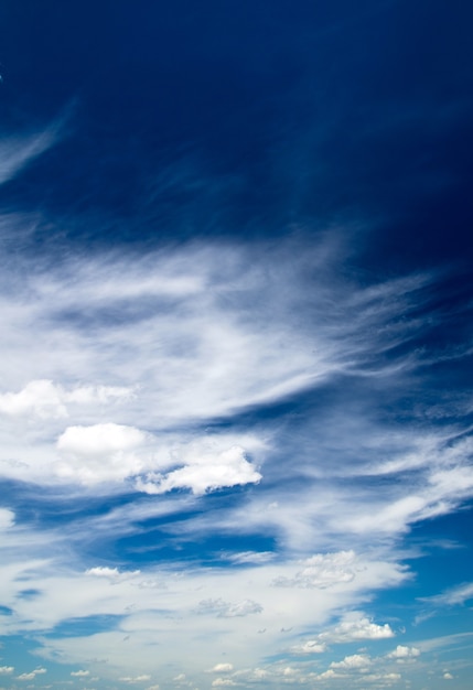 Nuages dans le ciel bleu