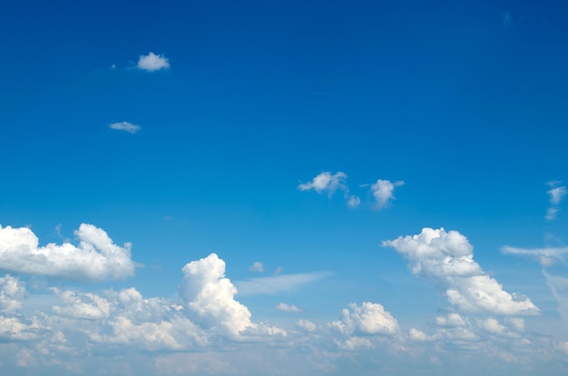 Nuages dans le ciel bleu