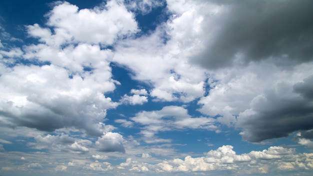 Photo nuages dans le ciel bleu