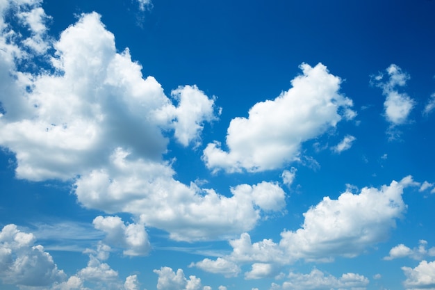 Nuages dans le ciel bleu