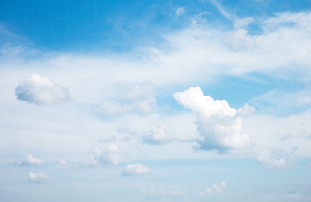 Nuages dans le ciel bleu