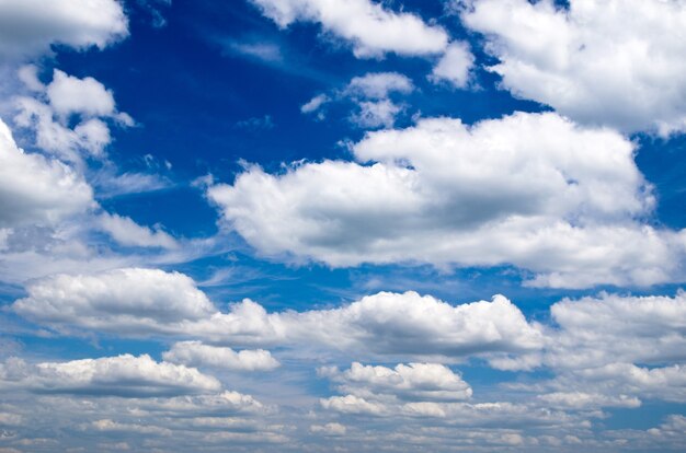 Nuages dans le ciel bleu