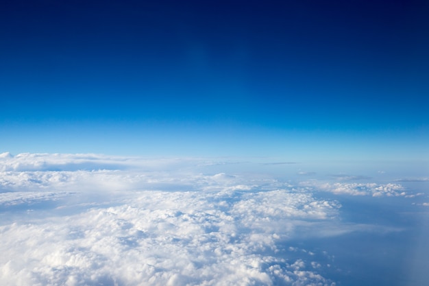 Nuages dans le ciel bleu