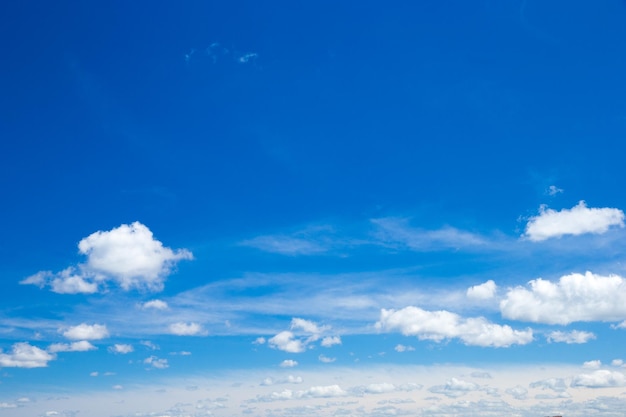 Nuages dans le ciel bleu