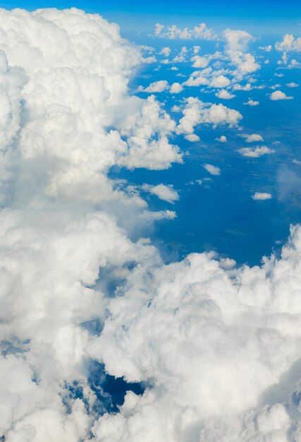 Nuages ​​dans le ciel bleu